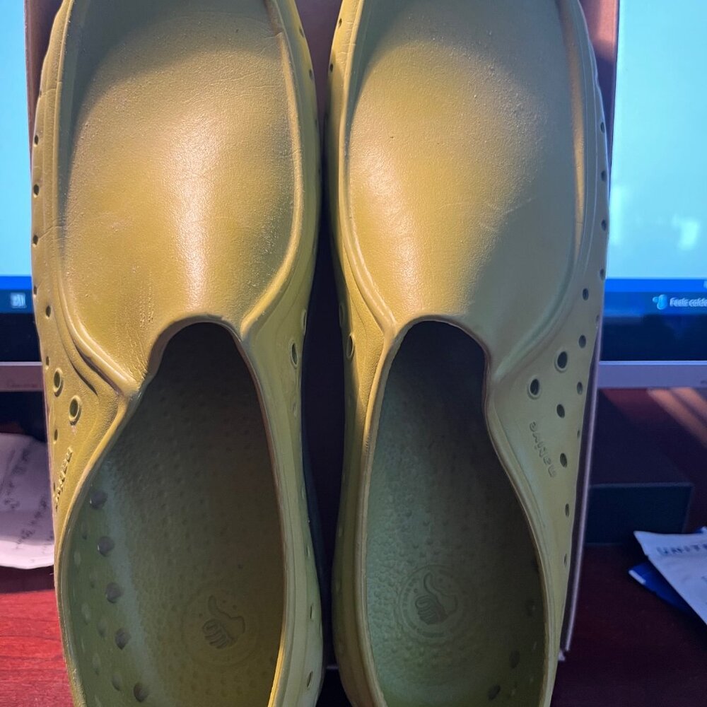 Native men's 8.5 boat shoes